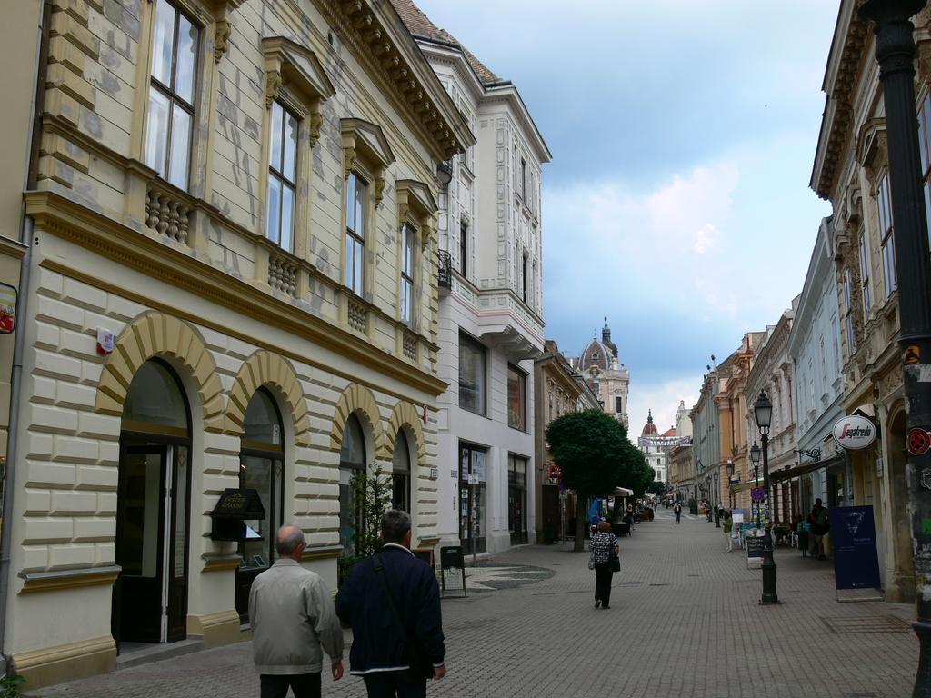Sunny City Center Pecs Bagian luar foto