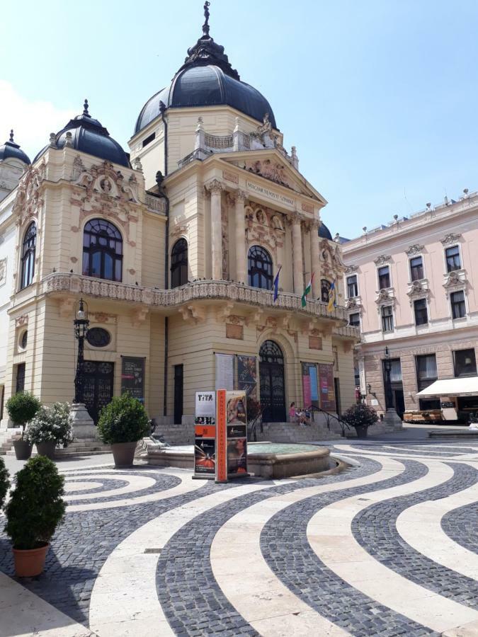 Sunny City Center Pecs Bagian luar foto